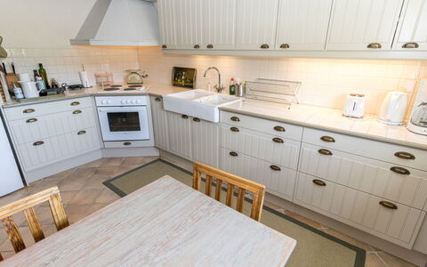 Gammelgård Jahtimaja: Legna, Pavimentazione, Cabinetry, Cucina, Interior Design, Pavimento, Cassetto, Controsoffitto, Casa, Elettrodomestico Da Cucina