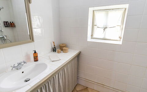 Gammelgård Jahtimaja: Pavimentazione, Parete, Pavimento, Idraulico Fixture, Interior Design, Bagno, Rubinetto, Idraulico, Piastrella, Lavello