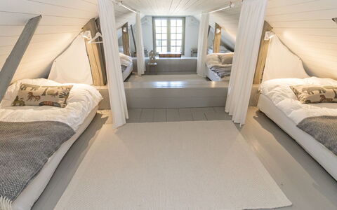 Gammelgård Jahtimaja: Interior Design, Camera Da Letto, Legna, Pavimento, Soffitto, Letto, Pavimentazione, Mobilia, Illuminazione, Camera