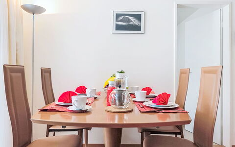 Holiday Apt. T: Mobilia, Interior Design, Tavolo, Sala Da Pranzo, Legna, Cucina & Sala Da Pranzo Tavolo, Pavimentazione, Sedia, Illuminazione, Camera