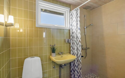 Sighfrith - 500M from the Sea: Toilet Seat, Bagno, Pavimentazione, Idraulico Fixture, Gabinetto, Pavimento, Parete, Interior Design, Legna, Lavandino Del Bagno