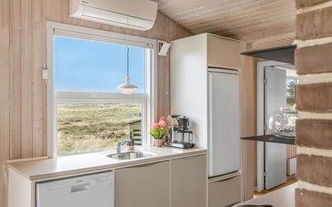 Sighfrith - 500M from the Sea: Pavimento, Pavimentazione, Elettrodomestico, Cucina, Elettrodomestico Da Cucina, Apparecchio Major, Soffitto, Controsoffitto, Lavello, Color Legno
