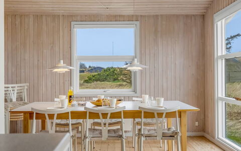 Sighfrith - 500M from the Sea: Mobilia, Legna, Pavimentazione, Interior Design, Sala Da Pranzo, Pavimento, Cucina & Sala Da Pranzo Tavolo, Tavolo, Soffitto, Sedia