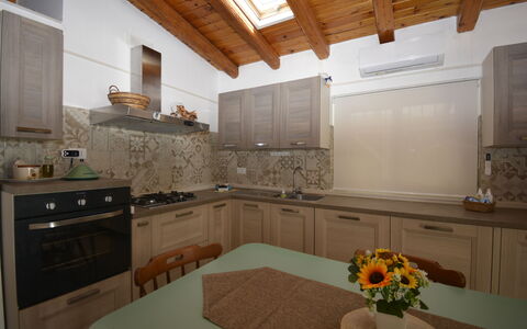 Villa Mameli: Cucina, Controsoffitto, Interior Design, Elettrodomestico Da Cucina, Legna, Pavimentazione, Lavandino Della Cucina, Cabinetry, Apparecchio Major, Mobilia