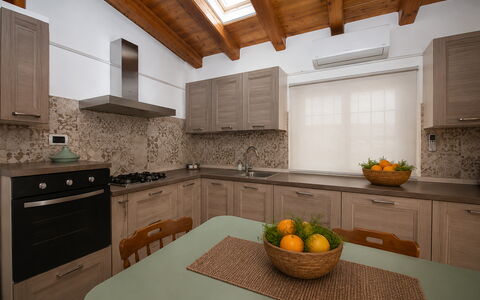 Villa Mameli: Cucina, Controsoffitto, Elettrodomestico Da Cucina, Mobilia, Interior Design, Cabinetry, Apparecchio Major, Pavimentazione, Legna, Lavandino Della Cucina