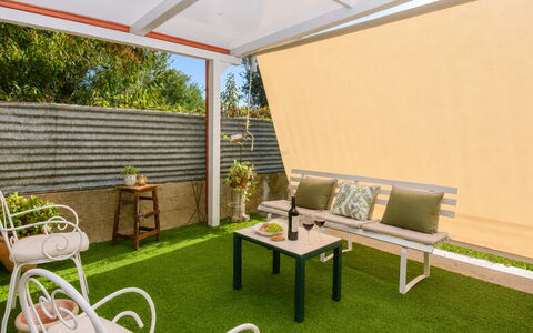 Villa Mameli: Mobilia, Mobili Da Esterno, Interior Design, Pavimento, Sedia, Terrazza, Shade, Latifoglie, Color Legno, Pianta Della Casa