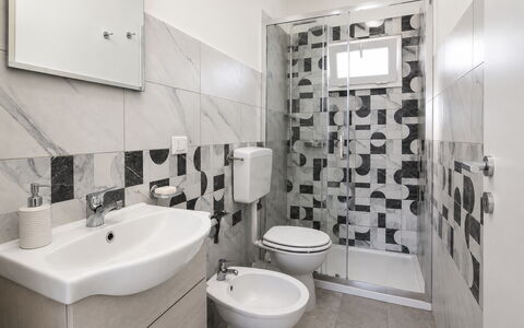 Villa Giugiola: Pavimentazione, Pavimento, Idraulico Fixture, Interior Design, Bagno, Gabinetto, Lavello, Idraulico, Piastrella, Rubinetto