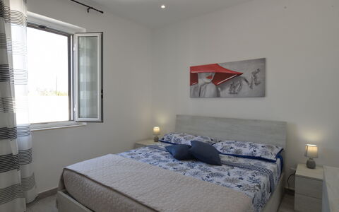 Villa Giugiola: Mobilia, Letto, Interior Design, Camera Da Letto, Parete, Pavimento, Pavimentazione, Bedding, Lenzuolo, Camera