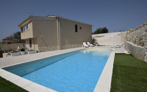 Villa Giugiola: Piscina, Zona Residenziale, Materiale Composito, Ricorrere, Calcestruzzo, Shade, Estate, Mobili Da Esterno, Hotel, Giochi D'Acqua