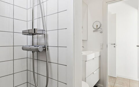 Loreia - 1.4Km from the Sea: Idraulico Fixture, Bagno, Pavimentazione, Interior Design, Pavimento, Idraulico, Gabinetto, Rubinetto, Lavello, Piastrella