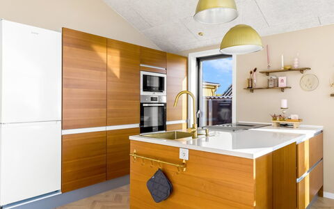 Sighrik - 25M from the Sea: Mobilia, Cucina, Pavimentazione, Controsoffitto, Interior Design, Cabinetry, Legna, Elettrodomestico Da Cucina, Pavimento, Sedia