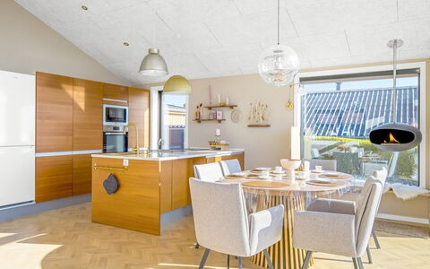 Sighrik - 25M from the Sea: Mobilia, Interior Design, Pavimentazione, Sedia, Lampada, Pavimento, Legna, Soffitto, Cucina, Cucina & Sala Da Pranzo Tavolo