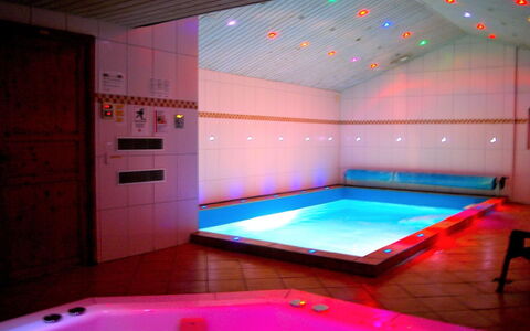 Wenke - 300M to the Fjord: Pavimentazione, Interior Design, Pavimento, Illuminazione, Soffitto, Mobilia, Piscina, Lampada, Camera, Ricorrere