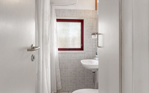 Antomine - 500M from the Sea: Parete, Pavimentazione, Idraulico Fixture, Bagno, Pavimento, Interior Design, Lavandino Del Bagno, Lavello, Soffitto, Camera