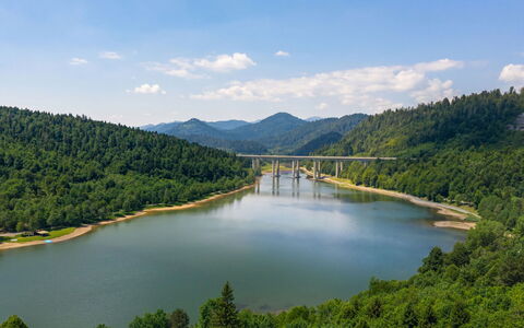 Orso: Risorse Idriche, Acqua, Corpo D'Acqua, Natura, Albero, Ambiente Naturale, Geografia Montane, Ponte, Montagna, Paesaggio Naturale