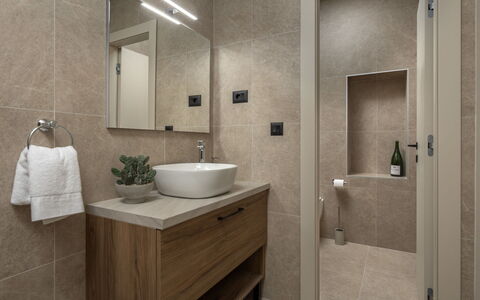 Orso: Lavandino Del Bagno, Pavimentazione, Pavimento, Idraulico Fixture, Parete, Interior Design, Lavello, Bagno, Mobiletto Del Bagno, Controsoffitto