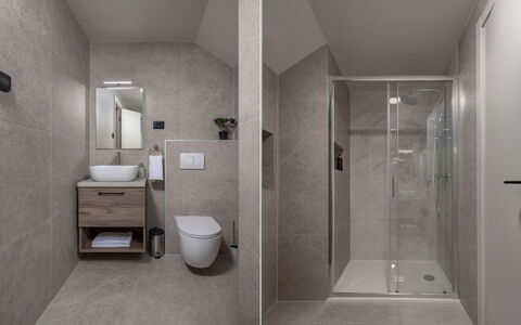 Holiday Home Orso House: Pavimentazione, Parete, Pavimento, Idraulico Fixture, Bagno, Interior Design, Lavello, Specchio, Idraulico, Rubinetto
