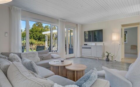 Ileana - 250M from the Sea: Vegetazione, Arbusto, Primavera, Villetta, Giardino, Shade, Backyard, Cortile, Sedia