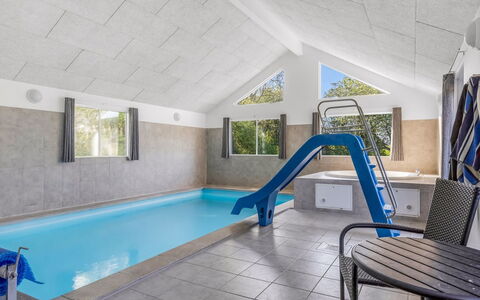 Finwith - 600M from the Sea: Piscina, Pavimentazione, Pavimento, Soffitto, Materiale Composito, Ricorrere, Shade, Design, Hotel, Sedia