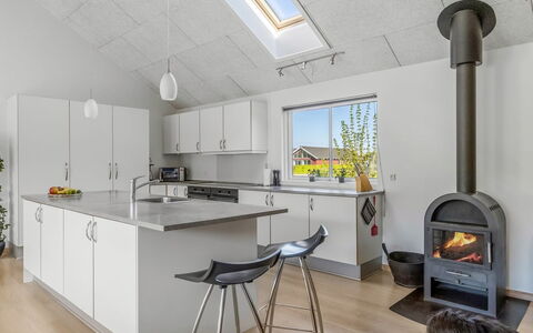 Finwith - 600M from the Sea: Pavimentazione, Soffitto, Interior Design, Illuminazione, Cucina, Pavimento, Lampada, Elettrodomestico, Controsoffitto, Camera