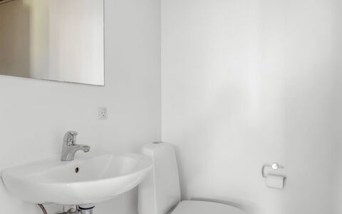 Finwith - 600M from the Sea: Lavandino Del Bagno, Parete, Idraulico Fixture, Interior Design, Lavello, Bagno, Pavimentazione, Pavimento, Rubinetto, Soffitto