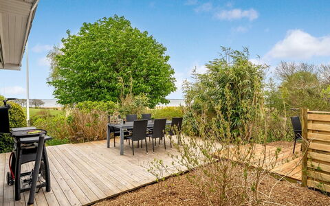 Brunetta - 200M to the Fjord: Arbusto, Lotto, Giardino, Shade, Landscaping, Deck, Cortile, Backyard, Passerella