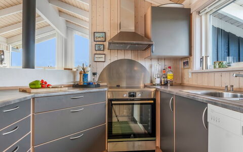 Hildegarda - 300M from the Sea: Cucina, Pavimentazione, Interior Design, Soffitto, Controsoffitto, Legna, Elettrodomestico Da Cucina, Apparecchio Major, Pavimento, Cabinetry