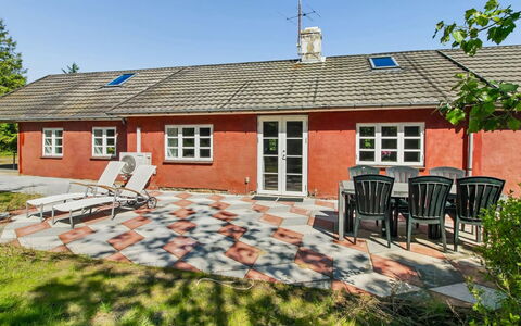 Munibert - 3.8Km from the Sea: Casa, Tetto, Casa, Arbusto, Villetta, Zona Residenziale, Porta, Groundcover, Estate, Giardino