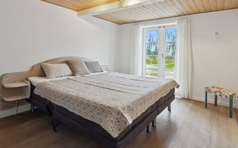 Munibert - 3.8Km from the Sea: Mobilia, Letto, Interior Design, Camera Da Letto, Bedding, Lenzuolo, Pavimento, Legna, Pavimentazione, Soffitto