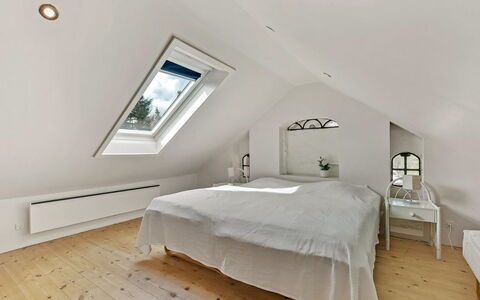 Munibert - 3.8Km from the Sea: Camera Da Letto, Soffitto, Legna, Letto, Interior Design, Pavimentazione, Pavimento, Attico, Mobilia, Illuminazione
