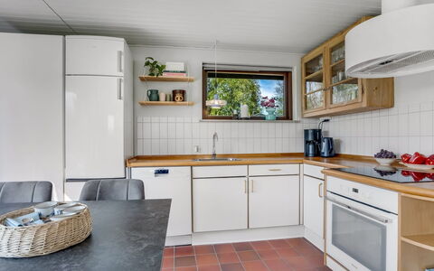 Tjerk - 900M from the Sea: Cucina, Pavimentazione, Controsoffitto, Interior Design, Elettrodomestico Da Cucina, Legna, Pavimento, Cabinetry, Mobilia, Apparecchio Major