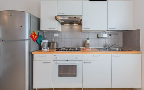 Riva Olive: Elettrodomestico Da Cucina, Cucina, Controsoffitto, Apparecchio Major, Cabinetry, Lavandino Della Cucina, Interior Design, Cucina Stufa, Pavimentazione, Legna
