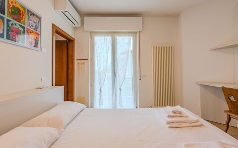 Riva Olive: Appartamento, Letto, Camera Da Letto, Bedding, Balcone, Lenzuolo, Hotel, Telaio Del Letto