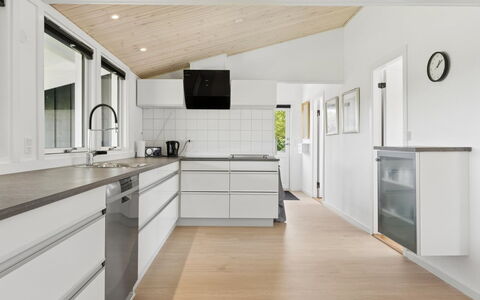 Jügen - 600M to the Fjord: Cucina, Pavimentazione, Controsoffitto, Legna, Interior Design, Cabinetry, Pavimento, Elettrodomestico Da Cucina, Soffitto, Mobilia