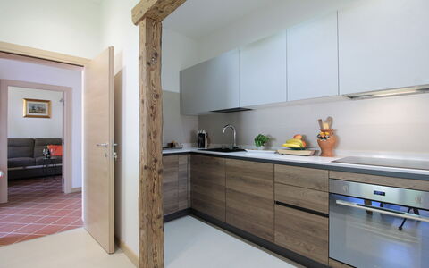 House Angy: Controsoffitto, Cucina, Pavimentazione, Interior Design, Mobilia, Parete, Legna, Pavimento, Cabinetry, Elettrodomestico Da Cucina