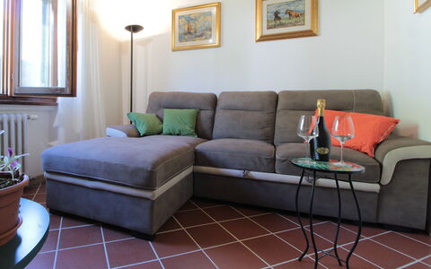 House Angy: Mobilia, Pavimentazione, Pavimento, Interior Design, Divano, Soggiorno, Casa, Camera, Appartamento
