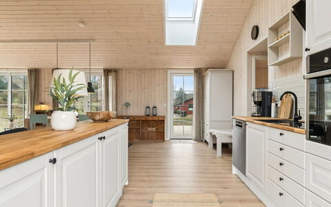 Martta - 250M from the Sea: Cucina, Pavimentazione, Legna, Controsoffitto, Mobilia, Interior Design, Pavimento, Cabinetry, Soffitto, Pavimento In Legno