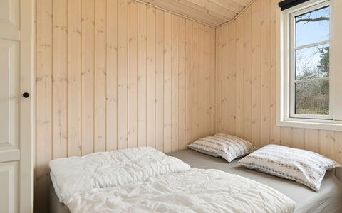 Martta - 250M from the Sea: Parete, Camera Da Letto, Legna, Pavimentazione, Pavimento, Letto, Lenzuolo, Interior Design, Bedding, Soffitto