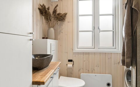 Martta - 250M from the Sea: Idraulico Fixture, Lavello, Bagno, Legna, Pavimentazione, Pavimento, Lavandino Del Bagno, Interior Design, Rubinetto, Mobiletto Del Bagno