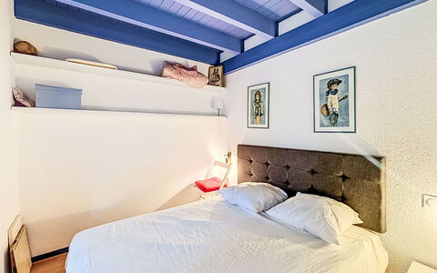 Ploemel 102: Letto, Mobilia, Interior Design, Camera Da Letto, Bedding, Parete, Lenzuolo, Pavimento, Pavimentazione, Camera