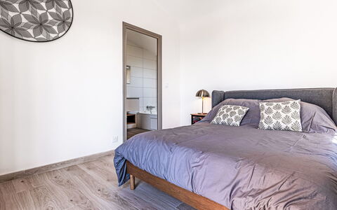 Mare Serena: Mobilia, Letto, Interior Design, Pavimentazione, Pavimento, Camera Da Letto, Pavimento In Legno, Bedding, Parete, Lenzuolo
