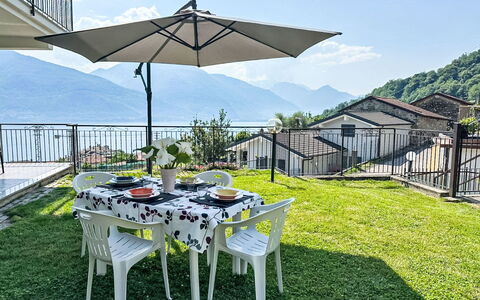Riflessi del Lario: Montagna, Collina, Catena Montuosa, Mobili Da Esterno, Hill Station, Balcone, Portico, Sedia, Shade, Cresta