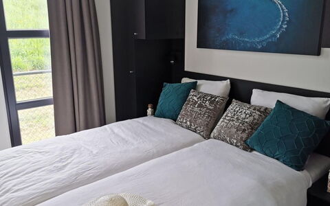 De Witte Parel: Letto, Bedding, Mobilia, Interior Design, Camera Da Letto, Lenzuolo, Cuscino, Pavimento, Biancheria, Camera