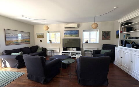 Anelle - 1.2Km to the Fjord: Mobilia, Interior Design, Divano, Pavimentazione, Pavimento, Soggiorno, Soffitto, Legna, Camera, Tavolo