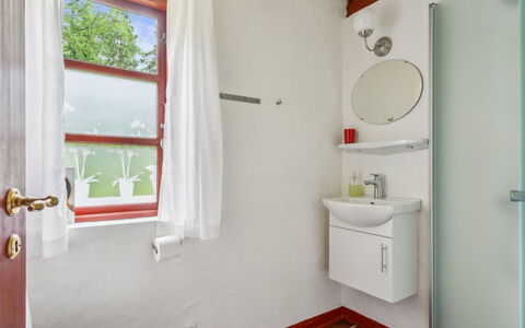 Jooseppi - 4.8Km from the Sea: Parete, Idraulico Fixture, Lavandino Del Bagno, Legna, Bagno, Pavimentazione, Lavello, Interior Design, Pavimento, Gabinetto