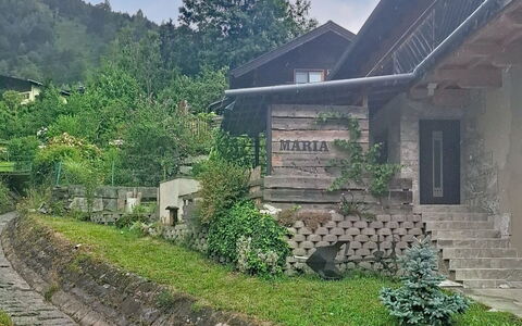 Maria: Architettura, Casa, Tetto, Casa, Villetta, Pendenza, Groundcover, Giardino, Passerella, Driveway