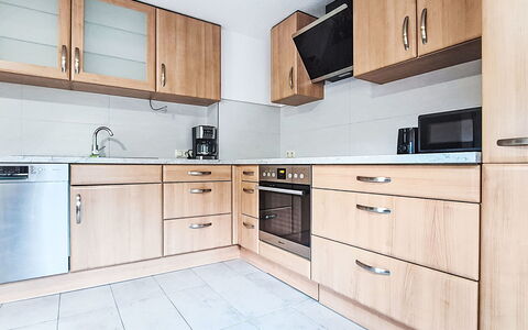 Maria: Cabinetry, Legna, Interior Design, Cassetto, Controsoffitto, Mobilia, Pavimentazione, Credenza, Cucina, Elettrodomestico Da Cucina