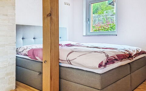 Maria: Legna, Pavimentazione, Mobilia, Camera Da Letto, Letto, Interior Design, Pavimento, Camera, Bedding, Telaio Del Letto