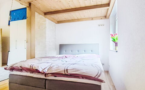 Maria: Camera Da Letto, Mobilia, Letto, Legna, Interior Design, Pavimentazione, Pavimento, Bedding, Lenzuolo, Camera