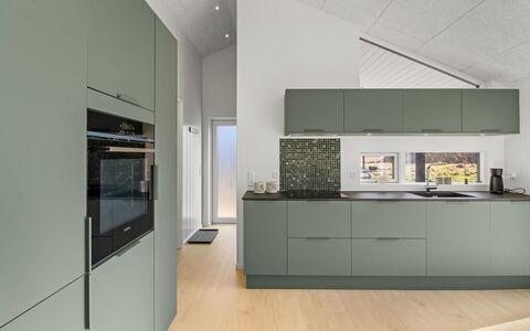 Junis - 900M from the Sea: Cucina, Interior Design, Pavimentazione, Controsoffitto, Soffitto, Apparecchio Major, Cabinetry, Elettrodomestico Da Cucina, Pavimento, Cucina Stufa